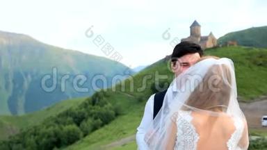 新郎新娘背景中一道壮丽的山景.. 格鲁吉亚。 卡兹贝吉。 <strong>婚礼照片</strong>
